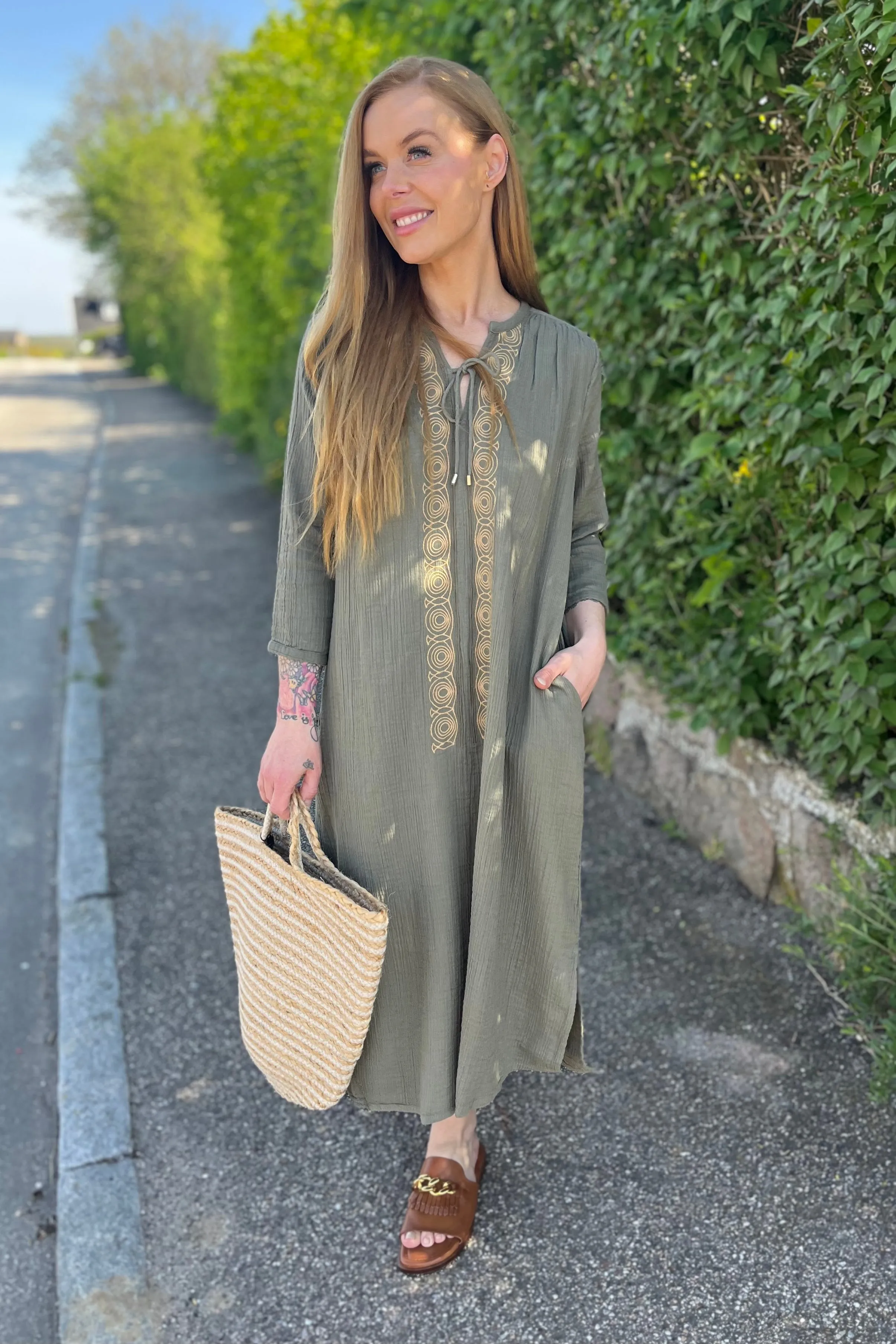 Lora Barca Crepe Dress | Dusty Olive | Kjole fra Mos mosh